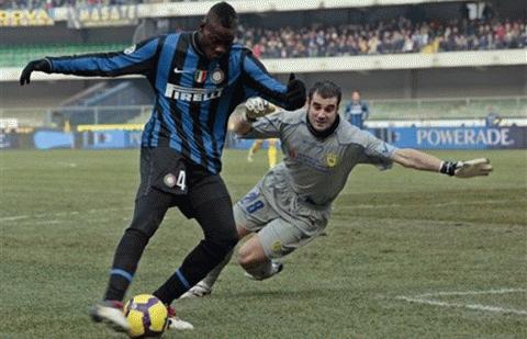 Balotelli ghi bàn duy nhất cho Inter. Ảnh: AP