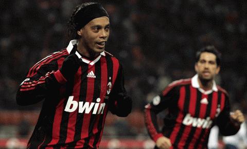 Ronaldinho đã đá hỏng quả phạt đền đầu tiên, nhưng đã chuộc lỗi khi khởi đầu cuộc lội ngược dòng cho Milan. Ảnh: Reuters