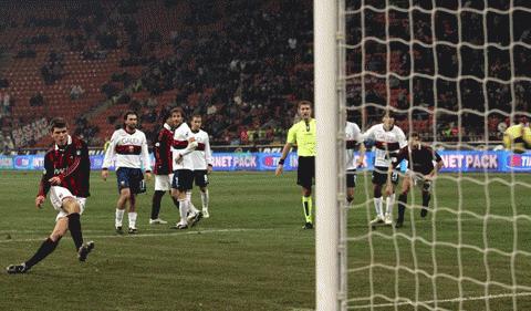 Cú sút phạt đền thành công trong trận thắng Genoa 5-2 là bàn thắng thứ 3 của Huntelaar cho Milan. Ảnh: Getty Images