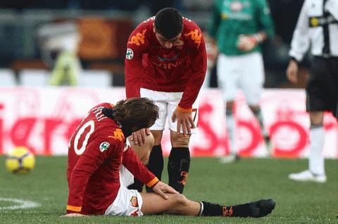 Totti tái phát chấn thương và khó kịp dự trận tiếp Chievo. Ảnh: Getty Images