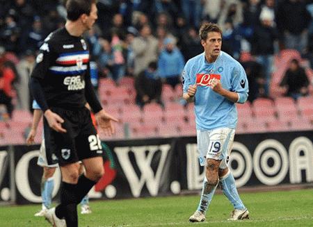 Niềm vui của Denis sau pha ghi bàn duy nhất, mang về thắng lợi cho Napoli. Ảnh: Getty Images