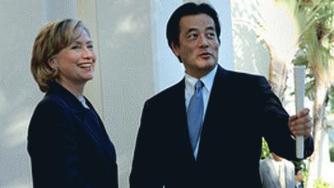 Ngoại trưởng Mỹ Hillary Clinton và người đồng cấp Nhật Bản Katsuya Okada (Ảnh: Reuters)