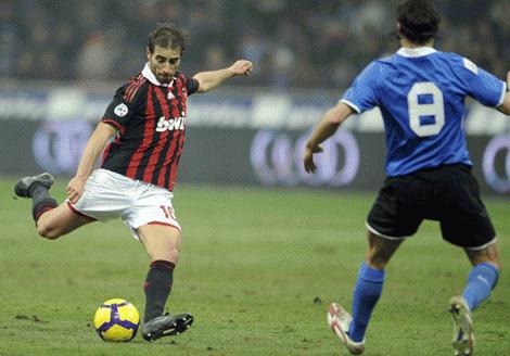 Cú sút xa của Flamini mang về chiến thắng muộn cho Milan. Ảnh: Getty Images