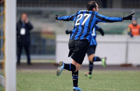 Tiền đạo người Macedonia đang chờ khoảnh khắc ăn mừng bàn thắng thứ 50 ở Serie A. Ảnh: Getty Images