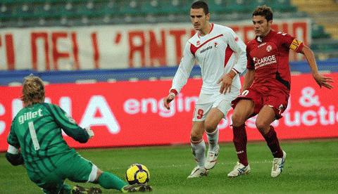 Bonucci (áo trắng) sẽ chỉ huy hàng thủ Bari chống lại sức mạnh tấn công của đội bóng cũ. Ảnh: Getty Images