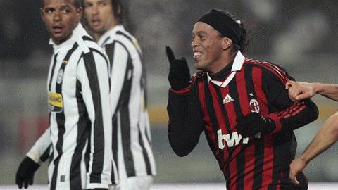 Phong độ cao của Ronaldinho và Milan đã mang đến hy vọng cho các tifosi Rossoneri. Ảnh: Reuters