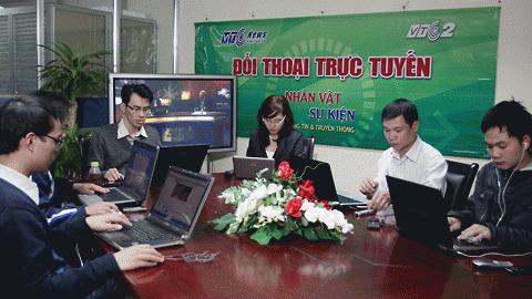 Các phóng viên Báo điện tử Vietnamnet, VTC News đang cùng độc giả đối thoại với GS.TSKH Đỗ Trung Tá. 