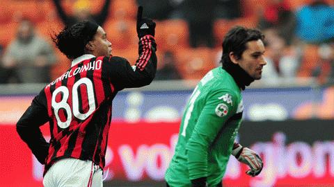 Ronaldinho nhảy múa với cú hat-trick. Ảnh: Getty Images