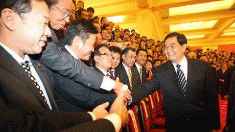 Chủ tịch Trung Quốc Hồ Cẩm Đào bắt tay đoàn đại biểu Nhật Bản do ông Ozawa Ichiro, tổng thư ký DPJ vào ngày 10/12/2009 (Ảnh: THX)