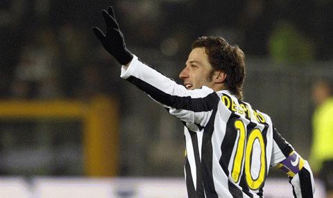 Del Piero có bàn đầu tiên ở Serie A mùa này, nhưng không đủ để giúp Juve tránh được thất bại. Ảnh: Reuters