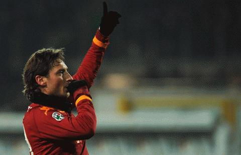 Với bàn thắng vào lưới Juve, Totti đã sánh ngang Signori, huyền thoại của "nửa xanh" thủ đô Roma. Ảnh: Getty Images