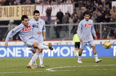 Cigarini ấn định thắng lợi cho Napoli bằng cú sút phạt tuyệt đẹp. Ảnh: Getty Images