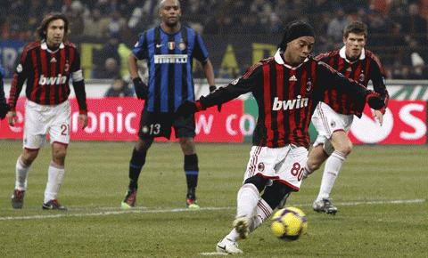 Milan đã có thể ghi ít nhất 1 bàn thắng, nhưng ngay cả tình huống đá phạt 11m cũng bị Ronaldinho bỏ lỡ. Ảnh: Reuters