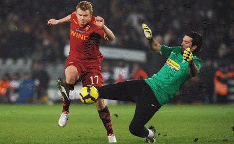 Riise là người hùng trong chiến thắng của Roma trước Juve. Ảnh: Getty Images