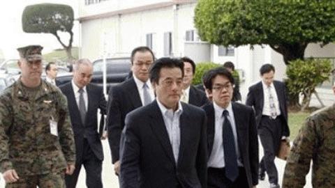 Bộ trưởng Ngoại giao Nhật (giữa) tới thăm căn cứ Mỹ Camp Foster tại Okinawa, Nhật Bản trong chuyến giám sát vào ngày 5/12 (Ảnh: AP)
