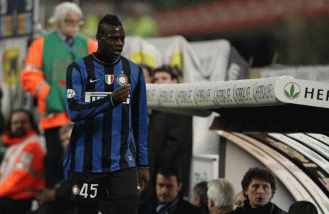 Balotelli đã có phản ứng không đẹp khi bị thay ra trận gặp Fiorentina. Ảnh: La Presse