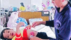 Em bé sống sót sau khi bị tàu cán qua người
