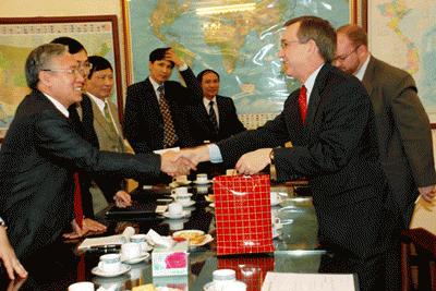 Thượng tướng Nguyễn Văn Hưởng tiếp &ocirc;ng Scot Marciel. Ảnh: C&ocirc;ng an nh&acirc;n d&acirc;n
