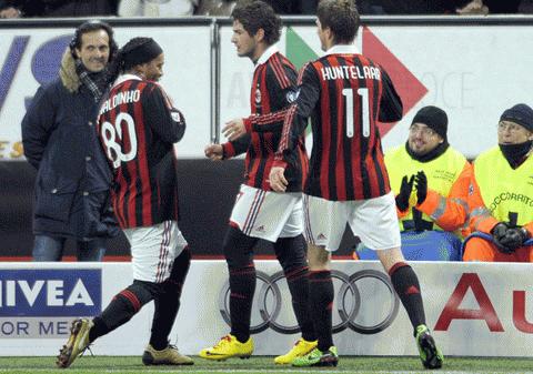 Bộ ba Ronaldinho - Pato - Huntelaar đã góp công lớn trong chiến thắng của Milan. Ảnh: Getty Images