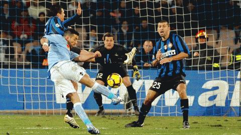 Quagliarella nhiều phen khiến hàng thủ Inter chao đảo. Ảnh: Getty Images