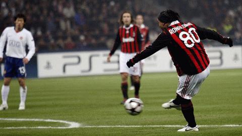 Ronaldinho tự tin về khả năng đi tiếp của Milan ở Champions League, và đó cũng là cơ hội để anh được trở lại Brazil. Ảnh: Getty Images