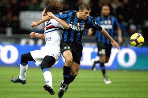 Tình huống Samuel tranh chấp với Pozzi, mở ra cơn mưa thẻ đỏ ở Giuseppe Meazza. Ảnh: Pegaso