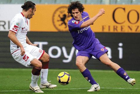 Trọng tài tác động trực tiếp đến thất bại của Livorno (áo trắng) trước Fiorentina. Ảnh: Getty Images