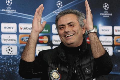 Mourinho tỏ ra lạc quan, và liệu ông có thể rũ bỏ sức ép để giữ được nụ cười sau trận đấu? Ảnh: Reuters