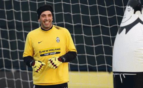 Buffon sẽ phải nghỉ khoảng 1 tháng và đó là tổn thất lớn của Juve. Ảnh: La Presse