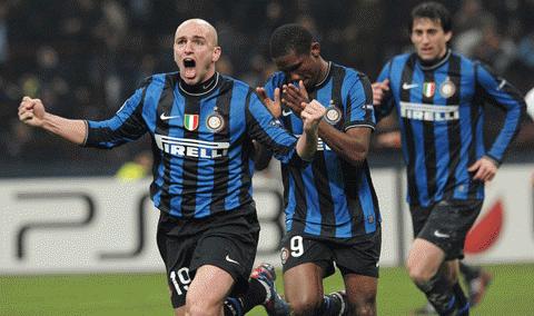 Bàn thắng ấn định kết quả 2-1 của Cambiasso giúp Inter có quyền hy vọng một suất ở tứ kết. Ảnh: Getty Images