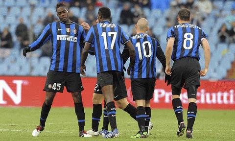 Đẩy Eto’o lên ghế dự bị, Balotelli trở thành người hùng đưa Inter vượt qua khó khăn. Ảnh: Getty Images