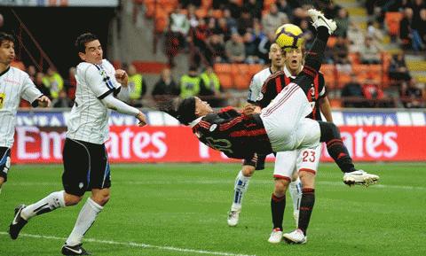 Ronaldinho tiếp tục thể hiện phong độ cao. Ảnh: Getty Images