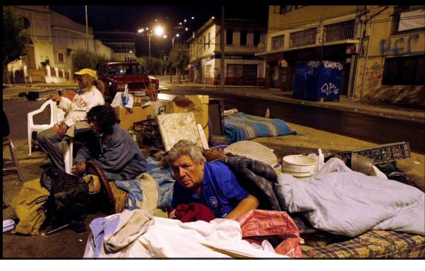 Một số người chọn cách ngủ trên đường phố cho an toàn, sau trận động đất tại Valparaiso (Ảnh: Reuters)