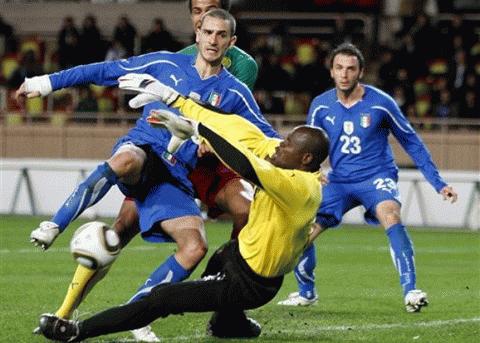 Bonucci đã thi đấu nổi bật ngay ở lần đầu tiên khoác áo Italia. Ảnh: AP