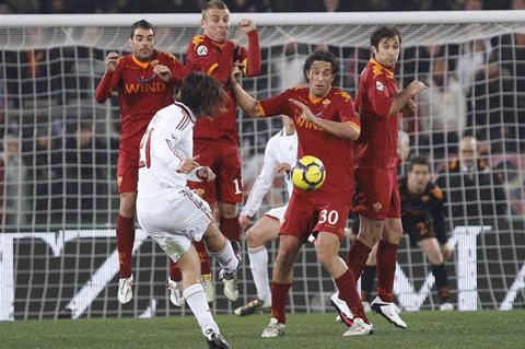 Pirlo cho rằng Milan đã đánh rơi 2 điểm trước Roma. Ảnh: Reuters