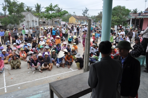 Lãnh đạo xã Bình Minh họp dân vào trưa 11-3