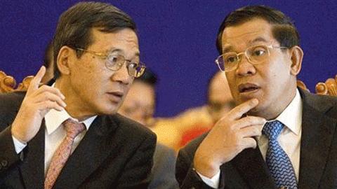 Quốc hội Campuchia vừa thông qua đạo luật chống tham nhũng sau 15 năm chờ đợi. Trong ảnh, thủ tướng Hun Sen (phải) (Anh: AP)
