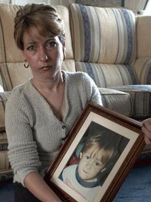 Người mẹ Denise Bulger bên di ảnh của cậu con trai bé bỏng