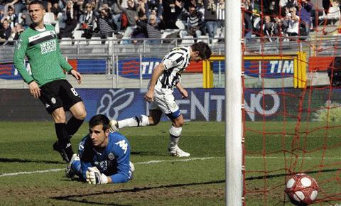 Del Piero bùng nổ nhưng Juve không thể giành chiến thắng. Ảnh: Reuters