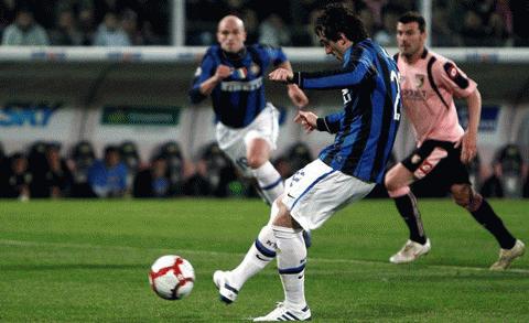 Milito giúp Inter khởi đầu thuận lợi... Ảnh: Reuters