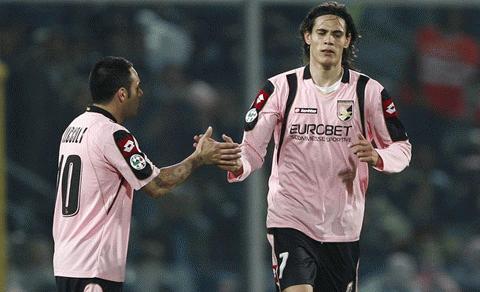 ... nhưng bộ đôi Miccoli - Cavani đã mang về 1 điểm cho Palermo. Ảnh: Getty Images