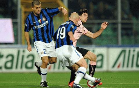 Tiền vệ người Argentina Pastore khiến hai đàn anh Samuel và Cambiasso chật vật trong việc truy cản. Ảnh: Getty Images