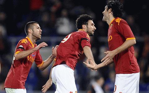 Vucinic (giữa) và Luca Toni (phải) cùng lập công trong chiến thắng của Roma. Ảnh: Getty Images