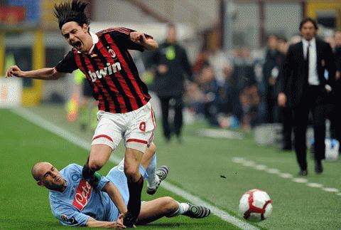 Napoli níu chân Milan ở lại vị trí thứ 2. Ảnh: Getty Images