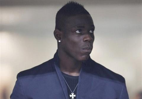 Vị trí thường xuyên của Balotelli thời gian gần đây là ghế dự bị. Ảnh: AP