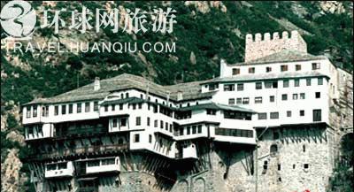 Cư dân trên đảo sống trong những toà nhà lớn nhỏ nằm vắt <br /> vẻo bên vách núi được xây theo phong cách khác nhau (Ảnh: <br /> Travel.huanqiu.com)