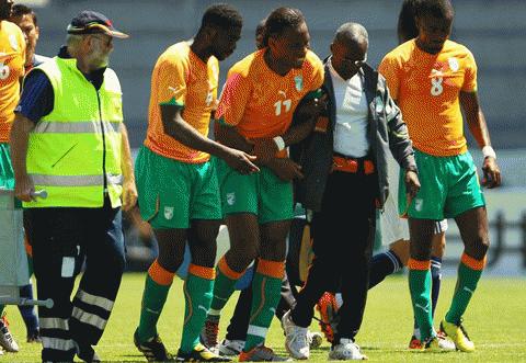 Drogba bị đau ở tay phải. Ảnh: Getty Images