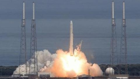 Khoảnh khắc tên lửa Falcon 9 rời bệ phóng tại Trạm Không  quân Mũi Canaveral - Ảnh: Reuters.
