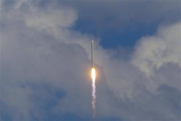 Khoảnh khắc tên  lửa Falcon 9 rời bệ phóng tại Trạm Không quân Mũi Canaveral - Ảnh:  Reuters.