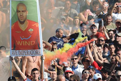 Các tifosi Roma háo hức với tân binh Adriano. Ảnh: Getty Images